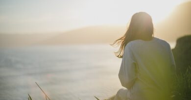 Femme regardant l'horizon