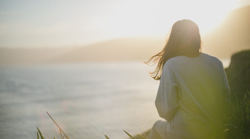 Femme regardant l'horizon